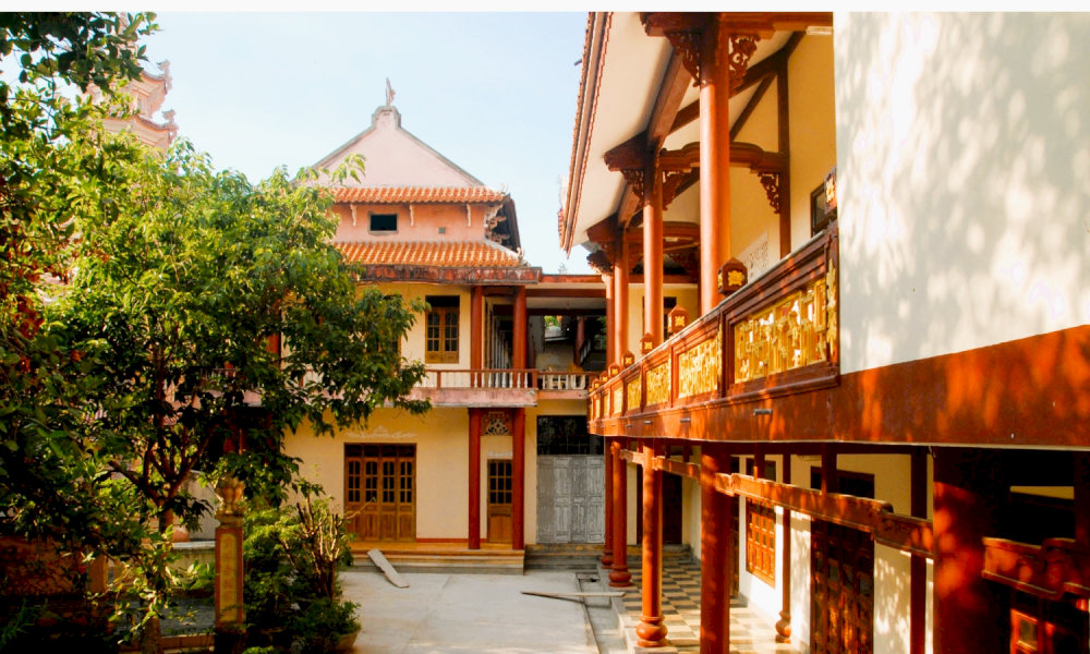 The Ancestor Hall, worshiping the first abbots of the pagoda, is extremely quiet and peaceful